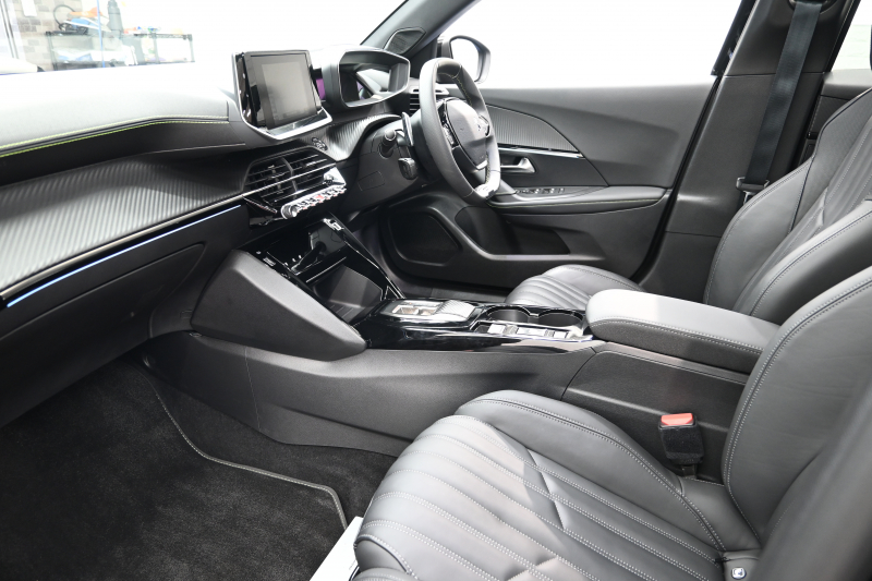 プジョー 2008 GTﾊﾟｯｸ ﾌﾞﾙｰHDi　Pｽﾀ ACC ECO 黒革電動ｼｰﾄ ﾊﾟﾉﾗﾏSR 純正ﾅﾋﾞTV CarPlay Bｶﾒﾗ 純正17ｲﾝﾁAW LEDﾗｲﾄ ｱｸﾃｨﾌﾞｾｰﾌﾃｨﾌﾞﾚｰｷ　2年保証付
