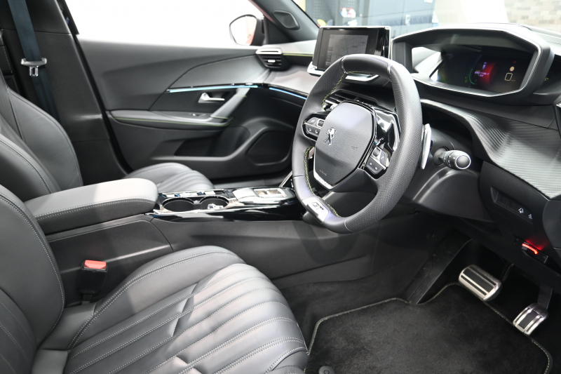 プジョー 2008 GTﾊﾟｯｸ ﾌﾞﾙｰHDi　Pｽﾀ ACC ECO 黒革電動ｼｰﾄ ﾊﾟﾉﾗﾏSR 純正ﾅﾋﾞTV CarPlay Bｶﾒﾗ 純正17ｲﾝﾁAW LEDﾗｲﾄ ｱｸﾃｨﾌﾞｾｰﾌﾃｨﾌﾞﾚｰｷ　2年保証付