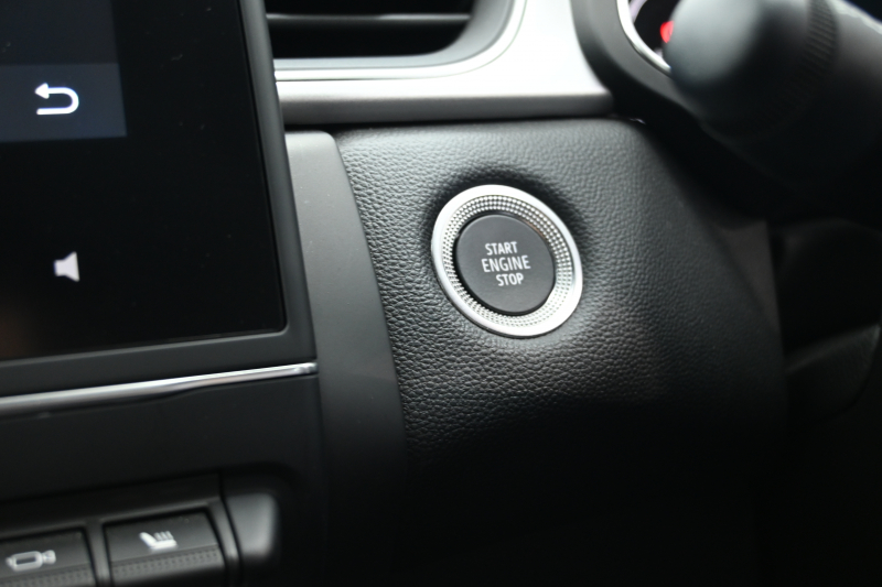 ルノー キャプチャー ｲﾝﾃﾝｽ ﾃｯｸﾊﾟｯｸ　Pｽﾀ ACC ECO ｱｸﾃｨﾌﾞﾌﾞﾚｰｷ 黒革 ｼｰﾄﾋｰﾀｰ BTｵｰﾃﾞｨｵ CarPlay 純正18ｲﾝﾁAW ﾌﾞﾗｲﾝﾄﾞｽﾎﾟｯﾄﾓﾆﾀｰ LEDﾗｲﾄ 　2年保証付
