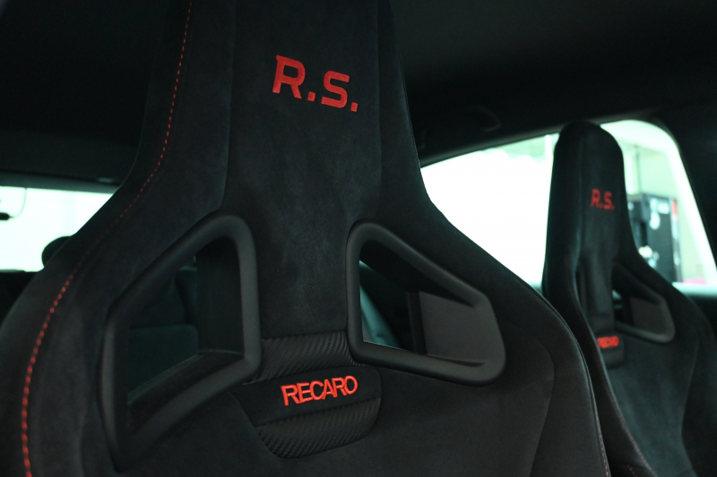 ルノー メガーヌ RSﾄﾛﾌｨｰ　Pｽﾀ ｸﾙｺﾝ RECARO製ｾﾐﾊﾞｹｯﾄｼｰﾄ 純正ﾀｯﾁｽｸﾘｰﾝ Bluetoothｵｰﾃﾞｨｵ CarPlay Bｶﾒﾗ 前後ﾊﾟｰｷﾝｸﾞｾﾝｻｰ 19ｲﾝﾁ鍛造AW ﾌﾞﾚﾝﾎﾞ製ﾚｯﾄﾞｷｬﾘﾊﾟｰ LEDﾍｯﾄﾞﾗｲﾄ　2年保証付