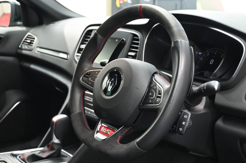 ルノー メガーヌ RSﾄﾛﾌｨｰ　Pｽﾀ ｸﾙｺﾝ RECARO製ｾﾐﾊﾞｹｯﾄｼｰﾄ 純正ﾀｯﾁｽｸﾘｰﾝ Bluetoothｵｰﾃﾞｨｵ CarPlay Bｶﾒﾗ 前後ﾊﾟｰｷﾝｸﾞｾﾝｻｰ 19ｲﾝﾁ鍛造AW ﾌﾞﾚﾝﾎﾞ製ﾚｯﾄﾞｷｬﾘﾊﾟｰ LEDﾍｯﾄﾞﾗｲﾄ　2年保証付