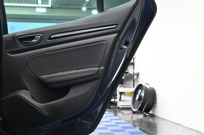 ルノー メガーヌ RSﾄﾛﾌｨｰ　Pｽﾀ ｸﾙｺﾝ RECARO製ｾﾐﾊﾞｹｯﾄｼｰﾄ 純正ﾀｯﾁｽｸﾘｰﾝ Bluetoothｵｰﾃﾞｨｵ CarPlay Bｶﾒﾗ 前後ﾊﾟｰｷﾝｸﾞｾﾝｻｰ 19ｲﾝﾁ鍛造AW ﾌﾞﾚﾝﾎﾞ製ﾚｯﾄﾞｷｬﾘﾊﾟｰ LEDﾍｯﾄﾞﾗｲﾄ　2年保証付