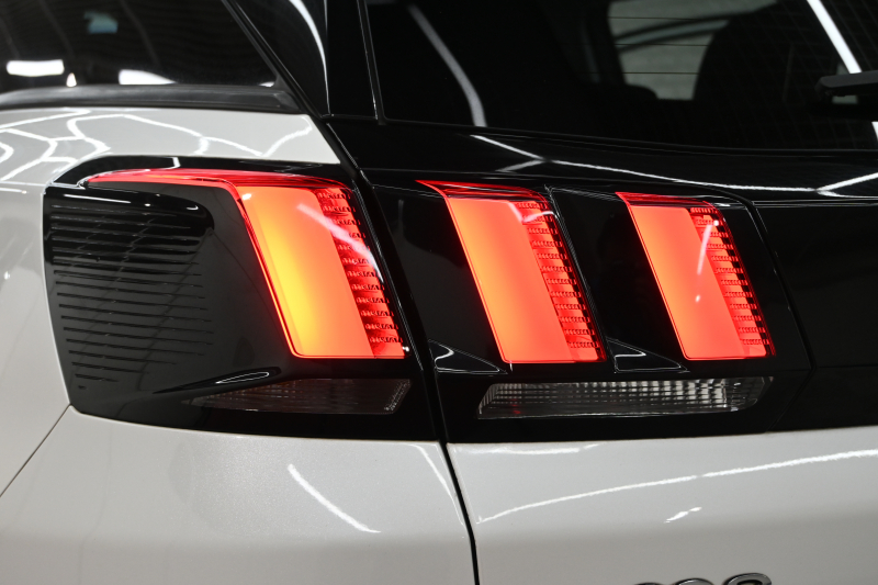 プジョー 3008 ｸﾛｽｼﾃｨ　特別仕様車 ACC ﾊｰﾌ革 純正ﾀｯﾁｽｸﾘｰﾝ ﾅﾋﾞTV ﾌﾙｾｸﾞ CarPlay ADVｺﾝﾄﾛｰﾙ 純正18ｲﾝﾁAW LEDﾗｲﾄ ｱｸﾃｨﾌﾞｾｰﾌﾃｨﾌﾞﾚｰｷ　2年保証付
