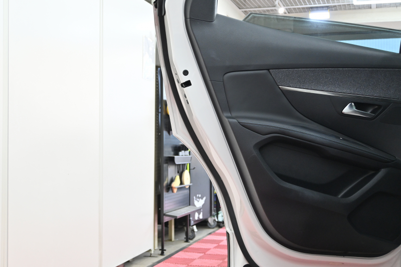 プジョー 3008 ｸﾛｽｼﾃｨ　特別仕様車 ACC ﾊｰﾌ革 純正ﾀｯﾁｽｸﾘｰﾝ ﾅﾋﾞTV ﾌﾙｾｸﾞ CarPlay ADVｺﾝﾄﾛｰﾙ 純正18ｲﾝﾁAW LEDﾗｲﾄ ｱｸﾃｨﾌﾞｾｰﾌﾃｨﾌﾞﾚｰｷ　2年保証付