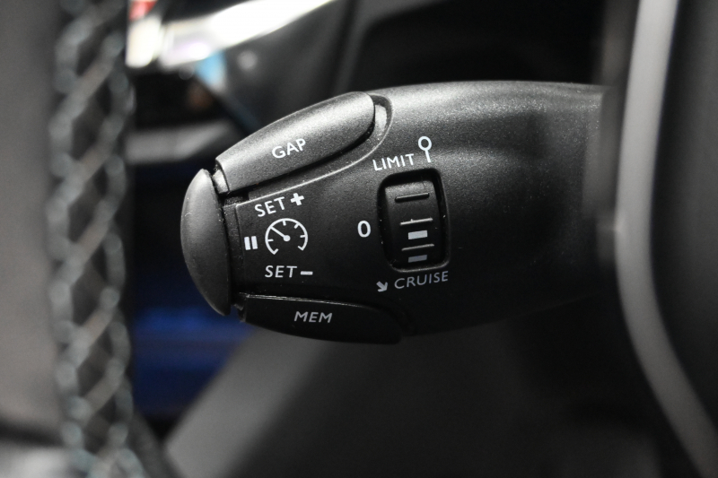 プジョー 3008 ｸﾛｽｼﾃｨ　特別仕様車 ACC ﾊｰﾌ革 純正ﾀｯﾁｽｸﾘｰﾝ ﾅﾋﾞTV ﾌﾙｾｸﾞ CarPlay ADVｺﾝﾄﾛｰﾙ 純正18ｲﾝﾁAW LEDﾗｲﾄ ｱｸﾃｨﾌﾞｾｰﾌﾃｨﾌﾞﾚｰｷ　2年保証付