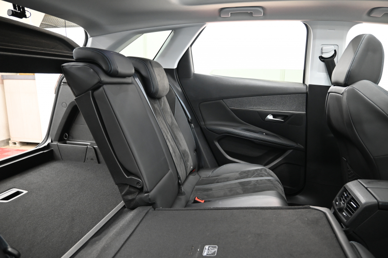 プジョー 3008 ｸﾛｽｼﾃｨ　特別仕様車 ACC ﾊｰﾌ革 純正ﾀｯﾁｽｸﾘｰﾝ ﾅﾋﾞTV ﾌﾙｾｸﾞ CarPlay ADVｺﾝﾄﾛｰﾙ 純正18ｲﾝﾁAW LEDﾗｲﾄ ｱｸﾃｨﾌﾞｾｰﾌﾃｨﾌﾞﾚｰｷ　2年保証付