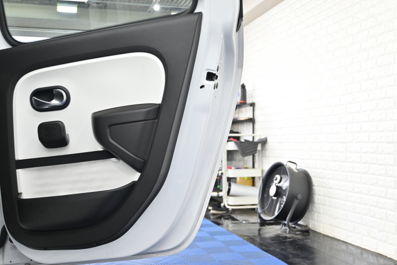 ルノー トゥインゴ ｲﾝﾃﾝｽ　正規D車 1ｵｰﾅｰ ECO機能 ｸﾙｺﾝ 専用ﾚｻﾞｰ調×ﾌｧﾌﾞﾘｯｸｼｰﾄ ｼｰﾄﾋｰﾀｰ 純正ﾀｯﾁｽｸﾘｰﾝ CarPlay Bｶﾒﾗ 16ｲﾝﾁｱﾛｲﾎｲｰﾙ LEDﾍｯﾄﾞﾗｲﾄﾊﾞﾙﾌﾞ　2年保証付