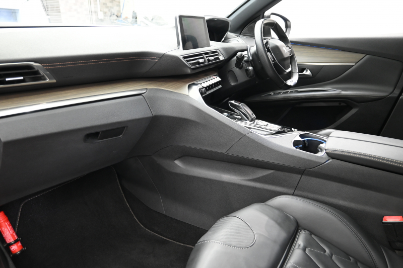 プジョー 3008 GT ﾌﾞﾙｰHDi ﾚｻﾞｰPKG　後期 ACC LKA 黒革 ﾊﾟﾉﾗﾏSR 純正ﾀｯﾁｽｸﾘｰﾝ ﾅﾋﾞTV CarPlay 360ｶﾒﾗ 前後ﾊﾟｰｷﾝｸﾞｾﾝｻｰ 純正18ｲﾝﾁAW LEDﾗｲﾄ　2年保証付
