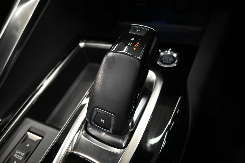 プジョー 3008 GT ﾌﾞﾙｰHDi ﾚｻﾞｰPKG　後期 ACC LKA 黒革 ﾊﾟﾉﾗﾏSR 純正ﾀｯﾁｽｸﾘｰﾝ ﾅﾋﾞTV CarPlay 360ｶﾒﾗ 前後ﾊﾟｰｷﾝｸﾞｾﾝｻｰ 純正18ｲﾝﾁAW LEDﾗｲﾄ　2年保証付