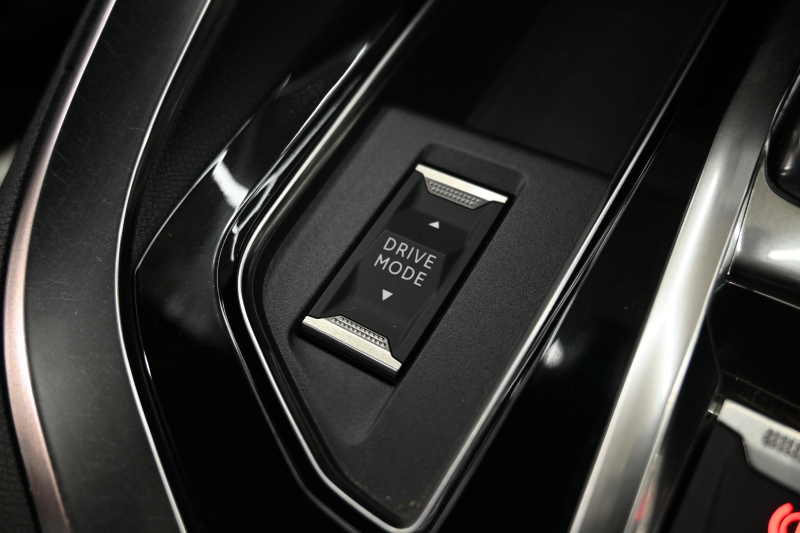 プジョー 3008 GT ﾌﾞﾙｰHDi ﾚｻﾞｰPKG　後期 ACC LKA 黒革 ﾊﾟﾉﾗﾏSR 純正ﾀｯﾁｽｸﾘｰﾝ ﾅﾋﾞTV CarPlay 360ｶﾒﾗ 前後ﾊﾟｰｷﾝｸﾞｾﾝｻｰ 純正18ｲﾝﾁAW LEDﾗｲﾄ　2年保証付