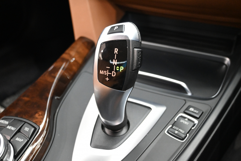 BMW 3シリーズ 320i ﾗｸﾞｼﾞｭｱﾘｰ　正規D車 LCIﾓﾃﾞﾙ ACC ｺﾆｬｯｸ革 純正iDriveﾅﾋﾞ Bｶﾒﾗ 純正17ｲﾝﾁAW 自動ﾄﾗﾝｸ LEDﾗｲﾄ　2年保証付