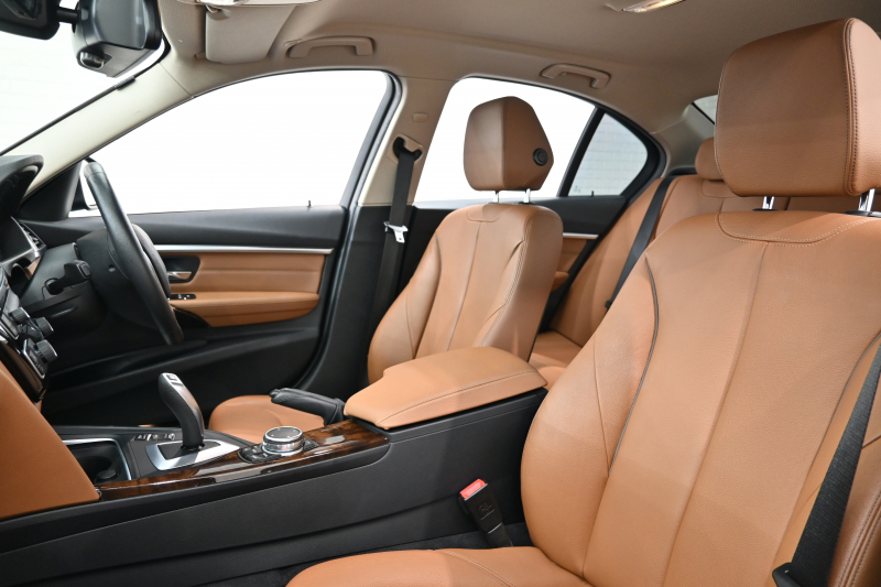 BMW 3シリーズ 320i ﾗｸﾞｼﾞｭｱﾘｰ　正規D車 LCIﾓﾃﾞﾙ ACC ｺﾆｬｯｸ革 純正iDriveﾅﾋﾞ Bｶﾒﾗ 純正17ｲﾝﾁAW 自動ﾄﾗﾝｸ LEDﾗｲﾄ　2年保証付