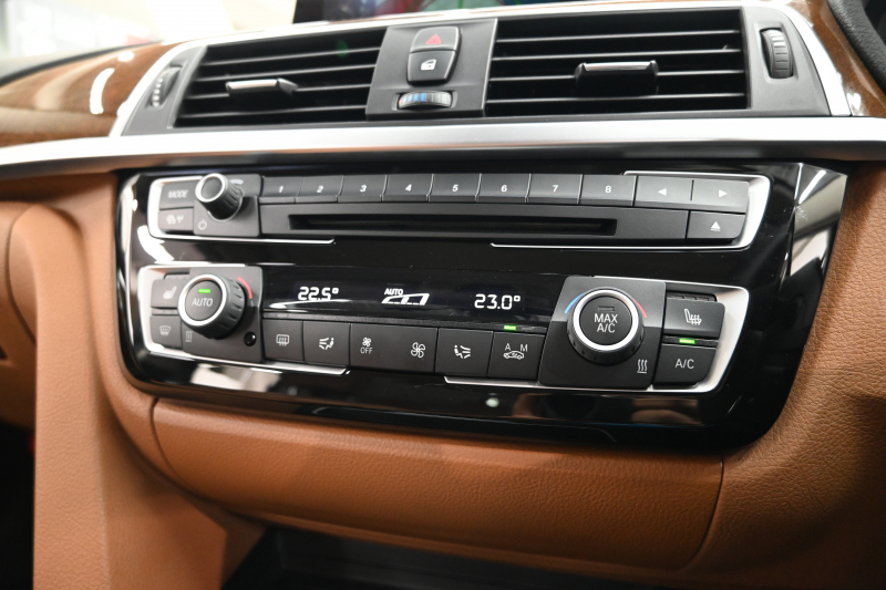 BMW 3シリーズ 320i ﾗｸﾞｼﾞｭｱﾘｰ　正規D車 LCIﾓﾃﾞﾙ ACC ｺﾆｬｯｸ革 純正iDriveﾅﾋﾞ Bｶﾒﾗ 純正17ｲﾝﾁAW 自動ﾄﾗﾝｸ LEDﾗｲﾄ　2年保証付