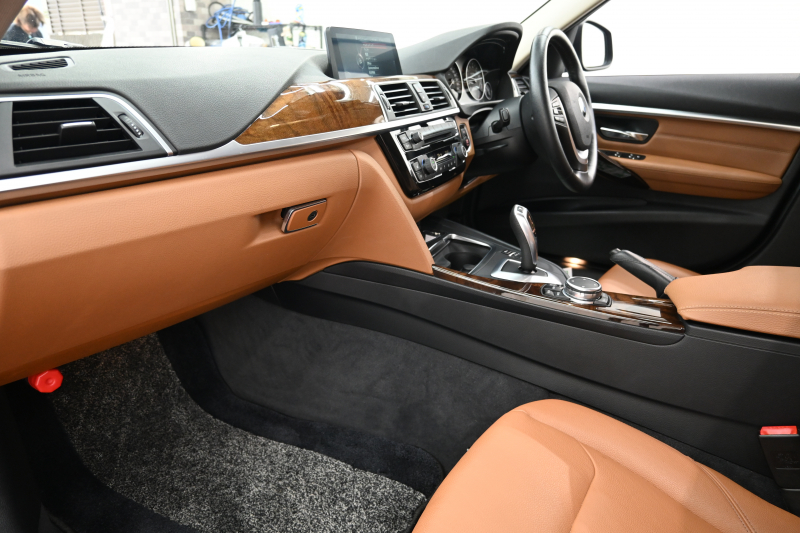 BMW 3シリーズ 320i ﾗｸﾞｼﾞｭｱﾘｰ　正規D車 LCIﾓﾃﾞﾙ ACC ｺﾆｬｯｸ革 純正iDriveﾅﾋﾞ Bｶﾒﾗ 純正17ｲﾝﾁAW 自動ﾄﾗﾝｸ LEDﾗｲﾄ　2年保証付