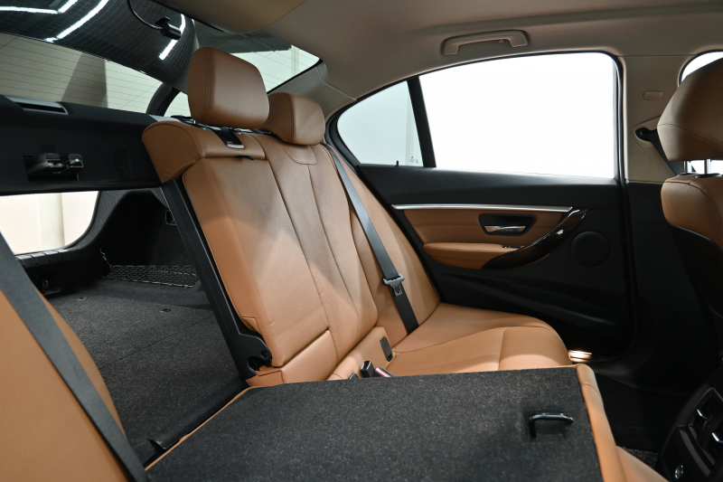 BMW 3シリーズ 320i ﾗｸﾞｼﾞｭｱﾘｰ　正規D車 LCIﾓﾃﾞﾙ ACC ｺﾆｬｯｸ革 純正iDriveﾅﾋﾞ Bｶﾒﾗ 純正17ｲﾝﾁAW 自動ﾄﾗﾝｸ LEDﾗｲﾄ　2年保証付