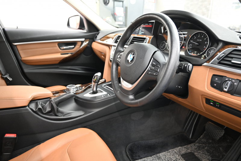 BMW 3シリーズ 320i ﾗｸﾞｼﾞｭｱﾘｰ　正規D車 LCIﾓﾃﾞﾙ ACC ｺﾆｬｯｸ革 純正iDriveﾅﾋﾞ Bｶﾒﾗ 純正17ｲﾝﾁAW 自動ﾄﾗﾝｸ LEDﾗｲﾄ　2年保証付