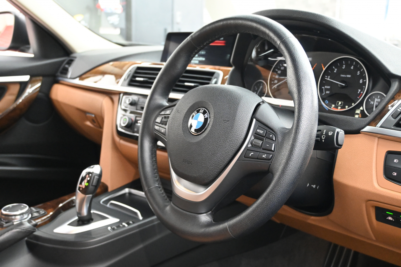 BMW 3シリーズ 320i ﾗｸﾞｼﾞｭｱﾘｰ　正規D車 LCIﾓﾃﾞﾙ ACC ｺﾆｬｯｸ革 純正iDriveﾅﾋﾞ Bｶﾒﾗ 純正17ｲﾝﾁAW 自動ﾄﾗﾝｸ LEDﾗｲﾄ　2年保証付