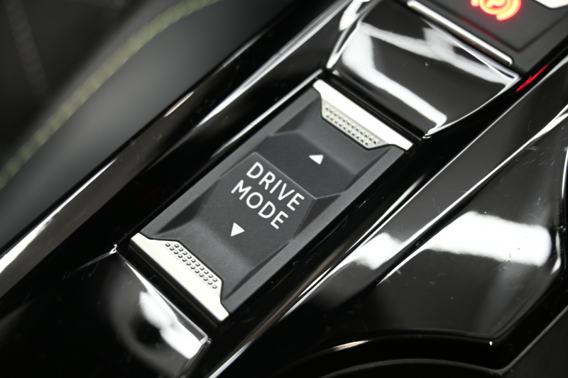 プジョー 208 GT　ACC LKA BSM Pｽﾀ ECO ﾊｰﾌﾚｻﾞｰ 7ｲﾝﾁﾀｯﾁｽｸﾘｰﾝ CarPlay Bｶﾒﾗ 17ｲﾝﾁAW ﾌﾙLEDﾗｲﾄ ﾛｰﾀﾞｳﾝ ARBﾏﾌﾗｰ AdPowerSonicｽﾋﾟｰｶｰ　2年保証付
