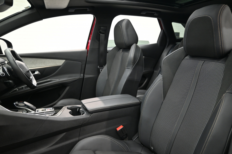 プジョー 3008 GT ﾌﾞﾙｰHDi ﾌﾞﾗｯｸﾊﾟｯｸ 　190台限定特別仕様車 後期ﾓﾃﾞﾙ 1ｵｰﾅｰ ACC LKA ﾊｰﾌ革 ﾊﾟﾉﾗﾏR CarPlay 360ｶﾒﾗ 前後ｺｰﾅｰｾﾝｻｰ 専用19ｲﾝﾁAW&ﾌﾞﾗｯｸﾃﾞｺﾚｰｼｮﾝ　2年保証付