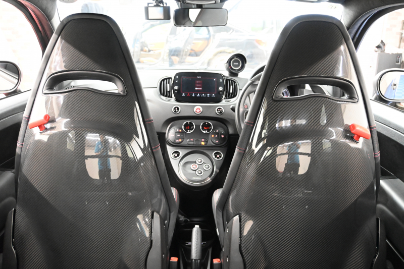 アバルト 695 ｺﾝﾍﾟﾃｨﾂｨｵｰﾈ　正規D車 Sabeltｽﾎﾟｰﾂｼｰﾄ ｶｰﾎﾞﾝﾊﾞｯｸｼｪﾙ 純正ﾀｯﾁｽｸﾘｰﾝ CarPlay Bｶﾒﾗ Beatsｻｳﾝﾄﾞ 17ｲﾝﾁAW ﾌﾞﾚﾝﾎﾞ製ﾚｯﾄﾞｷｬﾘﾊﾟｰ ﾚｺｰﾄﾞﾓﾝﾂｧ　2年保証付