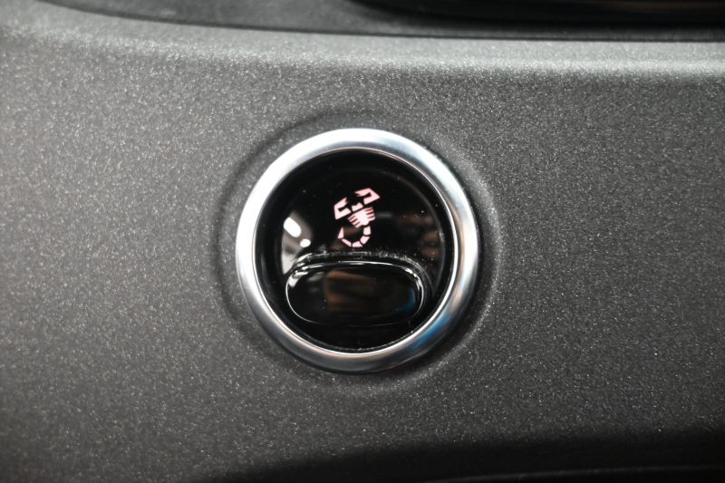アバルト 695 ｺﾝﾍﾟﾃｨﾂｨｵｰﾈ　正規D車 Sabeltｽﾎﾟｰﾂｼｰﾄ ｶｰﾎﾞﾝﾊﾞｯｸｼｪﾙ 純正ﾀｯﾁｽｸﾘｰﾝ CarPlay Bｶﾒﾗ Beatsｻｳﾝﾄﾞ 17ｲﾝﾁAW ﾌﾞﾚﾝﾎﾞ製ﾚｯﾄﾞｷｬﾘﾊﾟｰ ﾚｺｰﾄﾞﾓﾝﾂｧ　2年保証付