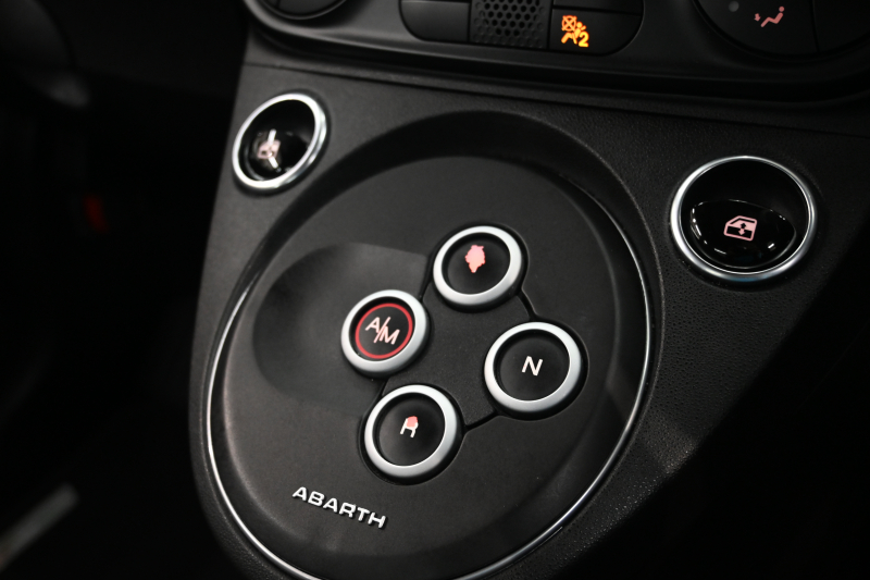 アバルト 695 ｺﾝﾍﾟﾃｨﾂｨｵｰﾈ　正規D車 Sabeltｽﾎﾟｰﾂｼｰﾄ ｶｰﾎﾞﾝﾊﾞｯｸｼｪﾙ 純正ﾀｯﾁｽｸﾘｰﾝ CarPlay Bｶﾒﾗ Beatsｻｳﾝﾄﾞ 17ｲﾝﾁAW ﾌﾞﾚﾝﾎﾞ製ﾚｯﾄﾞｷｬﾘﾊﾟｰ ﾚｺｰﾄﾞﾓﾝﾂｧ　2年保証付