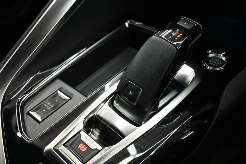 プジョー 3008 GT ﾌﾞﾙｰHDi　後期 ACC LKA ﾊｰﾌﾚｻﾞｰ ｼｰﾄﾋｰﾀｰ 純正ﾀｯﾁｽｸﾘｰﾝ CarPlay Bｶﾒﾗ 前後ﾊﾟｰｷﾝｸﾞｾﾝｻｰ 純正18ｲﾝﾁAW LEDﾗｲﾄ　2年保証付