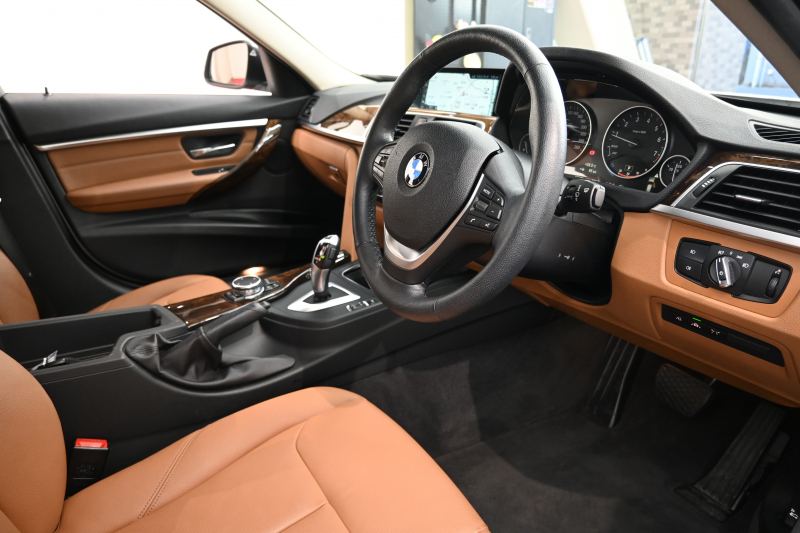 BMW 3シリーズ 320i ﾂｰﾘﾝｸﾞ ﾗｸﾞｼﾞｭｱﾘｰ　正規D車 後期LCIﾓﾃﾞﾙ ACC LCW ｺﾝﾌｫｰﾄA ｺﾆｬｯｸ革 純正iDriveﾅﾋﾞ Bｶﾒﾗ 純正17ｲﾝﾁAW 自動ﾄﾗﾝｸ ｱﾀﾞﾌﾟﾃｨﾌﾞLEDﾗｲﾄ　2年保証付