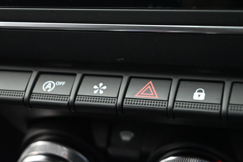 ルノー ルーテシア ｲﾝﾃﾝｽ　ACC Pｽﾀ ECO 専用ｼｰﾄ ｽﾃｱﾘﾝｸﾞﾋｰﾀｰ 純正ﾀｯﾁｽｸﾘｰﾝ CarPlay Bｶﾒﾗ 死角警告 ﾚｰﾝｷｰﾌﾟA LEDﾗｲﾄ 純正17ｲﾝﾁAW　2年保証付