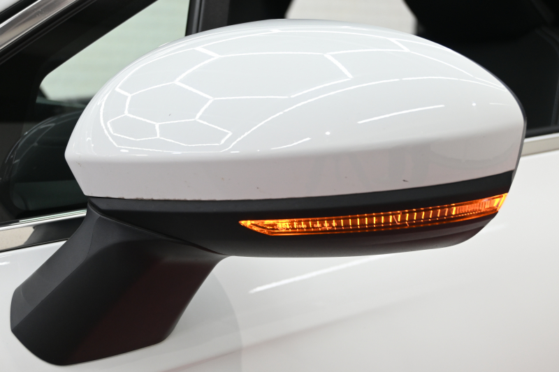 ルノー ルーテシア ｲﾝﾃﾝｽ　ACC Pｽﾀ ECO 専用ｼｰﾄ ｽﾃｱﾘﾝｸﾞﾋｰﾀｰ 純正ﾀｯﾁｽｸﾘｰﾝ CarPlay Bｶﾒﾗ 死角警告 ﾚｰﾝｷｰﾌﾟA LEDﾗｲﾄ 純正17ｲﾝﾁAW　2年保証付