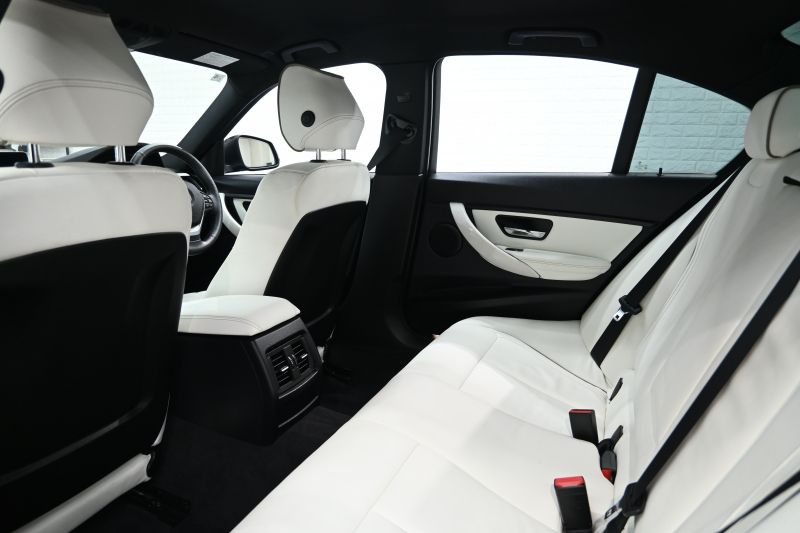 BMW 3シリーズ 320i ﾗｸﾞｼﾞｭｱﾘｰ　正規D車 ACC 白革 ｳｯﾄﾞ調ｲﾝﾃﾘｱ Sportﾓｰﾄﾞ ECOﾓｰﾄﾞ HIDﾍｯﾄﾞﾗｲﾄ 純正18ｲﾝﾁAW　2年保証付