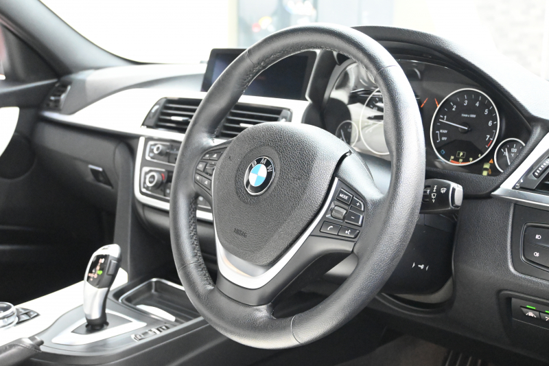 BMW 3シリーズ 320i ﾗｸﾞｼﾞｭｱﾘｰ　正規D車 ACC 白革 ｳｯﾄﾞ調ｲﾝﾃﾘｱ Sportﾓｰﾄﾞ ECOﾓｰﾄﾞ HIDﾍｯﾄﾞﾗｲﾄ 純正18ｲﾝﾁAW　2年保証付