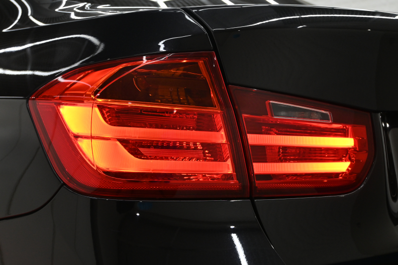 BMW 3シリーズ 320i ﾗｸﾞｼﾞｭｱﾘｰ　正規D車 ACC 白革 ｳｯﾄﾞ調ｲﾝﾃﾘｱ Sportﾓｰﾄﾞ ECOﾓｰﾄﾞ HIDﾍｯﾄﾞﾗｲﾄ 純正18ｲﾝﾁAW　2年保証付