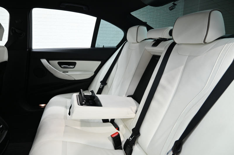 BMW 3シリーズ 320i ﾗｸﾞｼﾞｭｱﾘｰ　正規D車 ACC 白革 ｳｯﾄﾞ調ｲﾝﾃﾘｱ Sportﾓｰﾄﾞ ECOﾓｰﾄﾞ HIDﾍｯﾄﾞﾗｲﾄ 純正18ｲﾝﾁAW　2年保証付