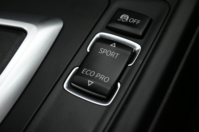 BMW 3シリーズ 320i ﾗｸﾞｼﾞｭｱﾘｰ　正規D車 ACC 白革 ｳｯﾄﾞ調ｲﾝﾃﾘｱ Sportﾓｰﾄﾞ ECOﾓｰﾄﾞ HIDﾍｯﾄﾞﾗｲﾄ 純正18ｲﾝﾁAW　2年保証付