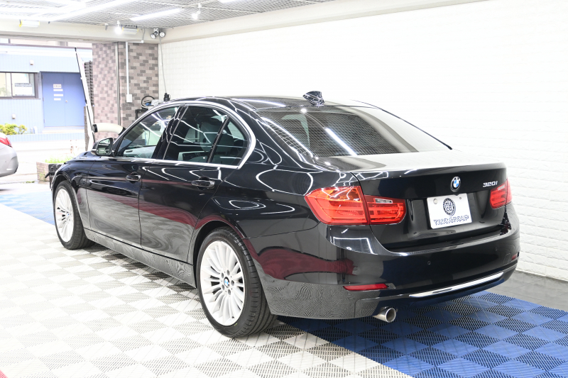 BMW 3シリーズ 320i ﾗｸﾞｼﾞｭｱﾘｰ　正規D車 ACC 白革 ｳｯﾄﾞ調ｲﾝﾃﾘｱ Sportﾓｰﾄﾞ ECOﾓｰﾄﾞ HIDﾍｯﾄﾞﾗｲﾄ 純正18ｲﾝﾁAW　2年保証付