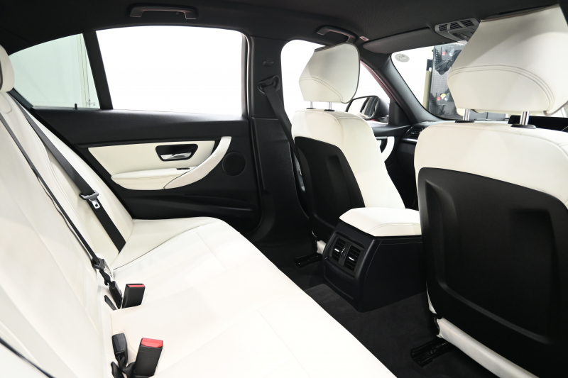 BMW 3シリーズ 320i ﾗｸﾞｼﾞｭｱﾘｰ　正規D車 ACC 白革 ｳｯﾄﾞ調ｲﾝﾃﾘｱ Sportﾓｰﾄﾞ ECOﾓｰﾄﾞ HIDﾍｯﾄﾞﾗｲﾄ 純正18ｲﾝﾁAW　2年保証付