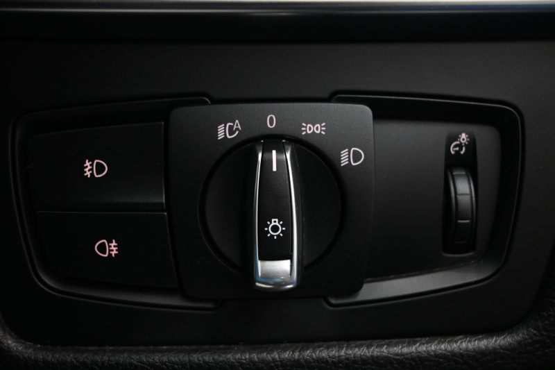 BMW 3シリーズ 320i ﾗｸﾞｼﾞｭｱﾘｰ　正規D車 ACC 白革 ｳｯﾄﾞ調ｲﾝﾃﾘｱ Sportﾓｰﾄﾞ ECOﾓｰﾄﾞ HIDﾍｯﾄﾞﾗｲﾄ 純正18ｲﾝﾁAW　2年保証付