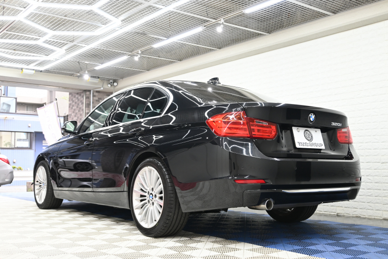 BMW 3シリーズ 320i ﾗｸﾞｼﾞｭｱﾘｰ　正規D車 ACC 白革 ｳｯﾄﾞ調ｲﾝﾃﾘｱ Sportﾓｰﾄﾞ ECOﾓｰﾄﾞ HIDﾍｯﾄﾞﾗｲﾄ 純正18ｲﾝﾁAW　2年保証付
