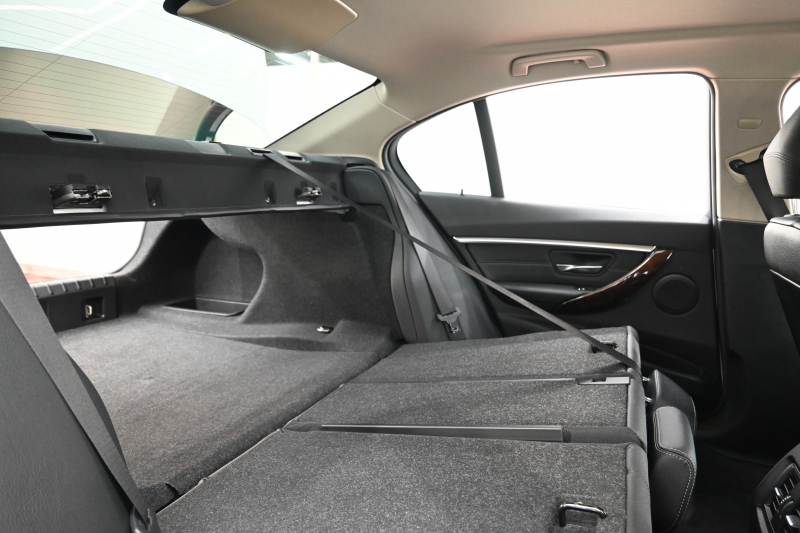 BMW 3シリーズ 320i ﾗｸﾞｼﾞｭｱﾘｰ　後期ﾓﾃﾞﾙ 正規D車 黒革 ﾋｰﾀｰ 純正ﾅﾋﾞ Bｶﾒﾗ Blouetoothｵｰﾃﾞｨｵ ACC LEDﾍｯﾄﾞﾗｲﾄ Sportﾓｰﾄﾞ 純正17ｲﾝﾁAW　2年保証付