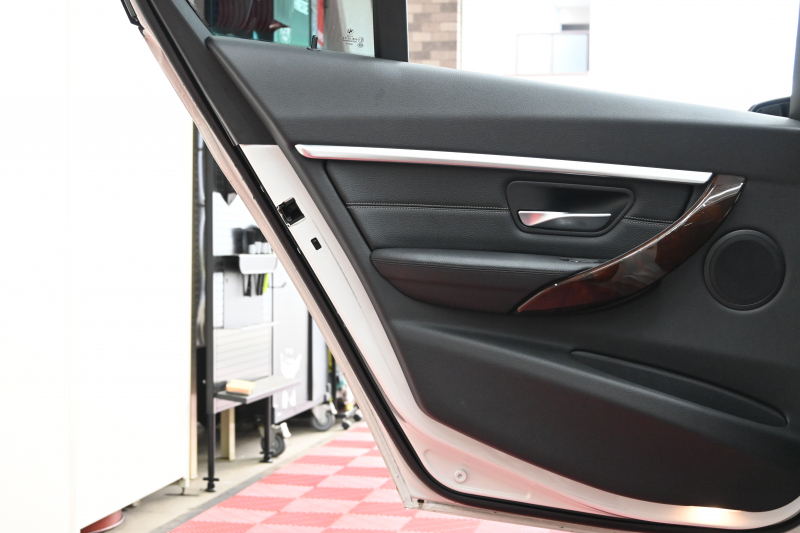BMW 3シリーズ 320i ﾗｸﾞｼﾞｭｱﾘｰ　後期ﾓﾃﾞﾙ 正規D車 黒革 ﾋｰﾀｰ 純正ﾅﾋﾞ Bｶﾒﾗ Blouetoothｵｰﾃﾞｨｵ ACC LEDﾍｯﾄﾞﾗｲﾄ Sportﾓｰﾄﾞ 純正17ｲﾝﾁAW　2年保証付