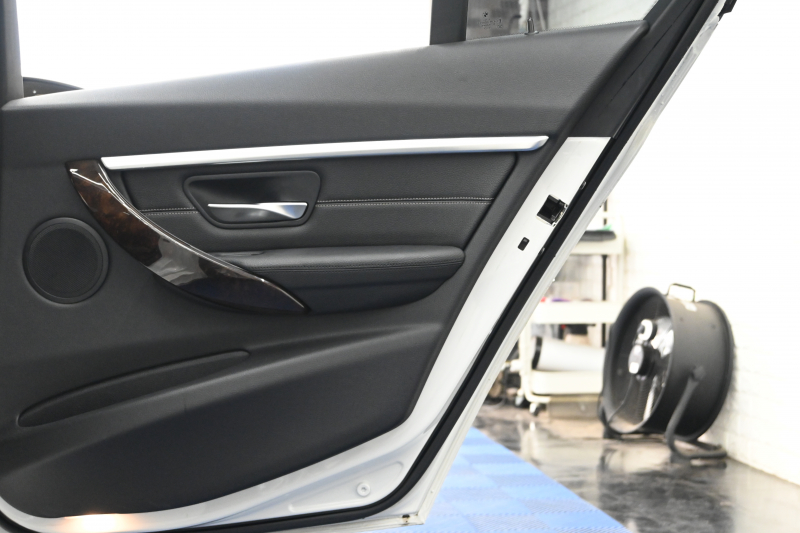 BMW 3シリーズ 320i ﾗｸﾞｼﾞｭｱﾘｰ　後期ﾓﾃﾞﾙ 正規D車 黒革 ﾋｰﾀｰ 純正ﾅﾋﾞ Bｶﾒﾗ Blouetoothｵｰﾃﾞｨｵ ACC LEDﾍｯﾄﾞﾗｲﾄ Sportﾓｰﾄﾞ 純正17ｲﾝﾁAW　2年保証付