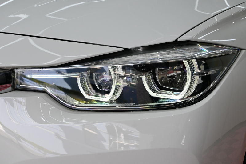 BMW 3シリーズ 320i ﾗｸﾞｼﾞｭｱﾘｰ　後期ﾓﾃﾞﾙ 正規D車 黒革 ﾋｰﾀｰ 純正ﾅﾋﾞ Bｶﾒﾗ Blouetoothｵｰﾃﾞｨｵ ACC LEDﾍｯﾄﾞﾗｲﾄ Sportﾓｰﾄﾞ 純正17ｲﾝﾁAW　2年保証付
