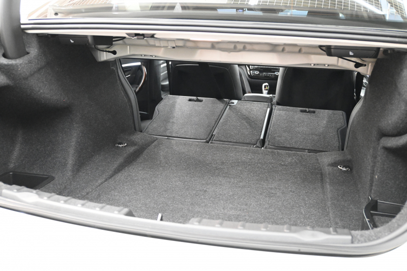 BMW 3シリーズ 320i ﾗｸﾞｼﾞｭｱﾘｰ　後期ﾓﾃﾞﾙ 正規D車 黒革 ﾋｰﾀｰ 純正ﾅﾋﾞ Bｶﾒﾗ Blouetoothｵｰﾃﾞｨｵ ACC LEDﾍｯﾄﾞﾗｲﾄ Sportﾓｰﾄﾞ 純正17ｲﾝﾁAW　2年保証付
