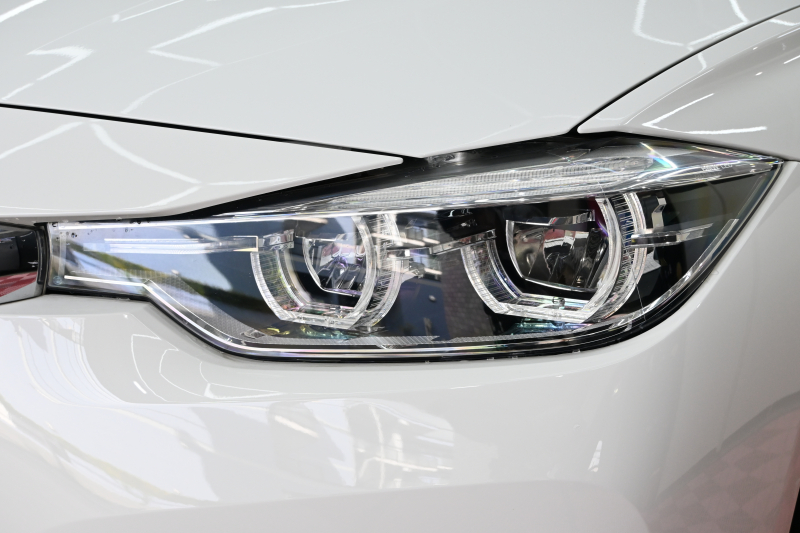BMW 3シリーズ 320i ﾗｸﾞｼﾞｭｱﾘｰ　後期ﾓﾃﾞﾙ 正規D車 黒革 ﾋｰﾀｰ 純正ﾅﾋﾞ Bｶﾒﾗ Blouetoothｵｰﾃﾞｨｵ ACC LEDﾍｯﾄﾞﾗｲﾄ Sportﾓｰﾄﾞ 純正17ｲﾝﾁAW　2年保証付
