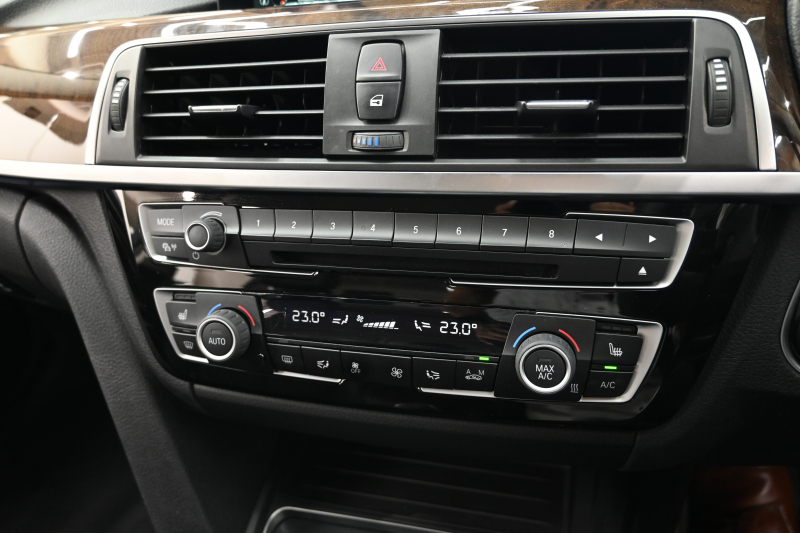 BMW 3シリーズ 320i ﾗｸﾞｼﾞｭｱﾘｰ　後期ﾓﾃﾞﾙ 正規D車 黒革 ﾋｰﾀｰ 純正ﾅﾋﾞ Bｶﾒﾗ Blouetoothｵｰﾃﾞｨｵ ACC LEDﾍｯﾄﾞﾗｲﾄ Sportﾓｰﾄﾞ 純正17ｲﾝﾁAW　2年保証付
