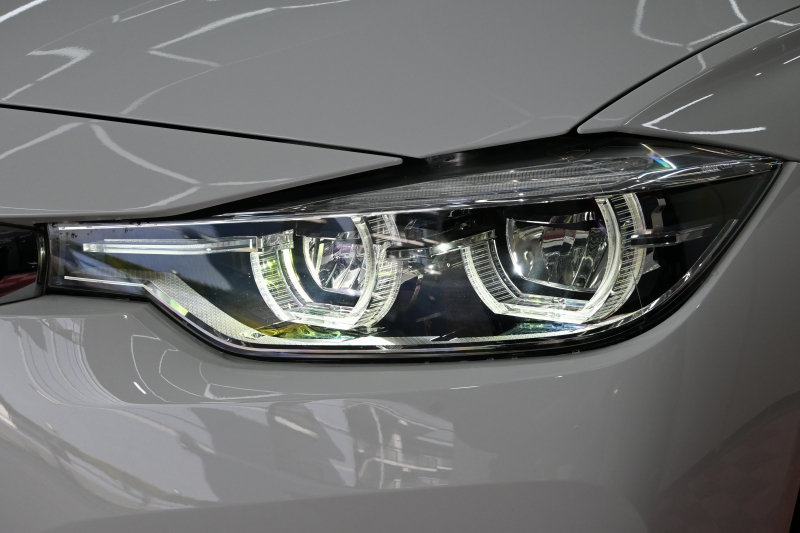 BMW 3シリーズ 320i ﾗｸﾞｼﾞｭｱﾘｰ　後期ﾓﾃﾞﾙ 正規D車 黒革 ﾋｰﾀｰ 純正ﾅﾋﾞ Bｶﾒﾗ Blouetoothｵｰﾃﾞｨｵ ACC LEDﾍｯﾄﾞﾗｲﾄ Sportﾓｰﾄﾞ 純正17ｲﾝﾁAW　2年保証付