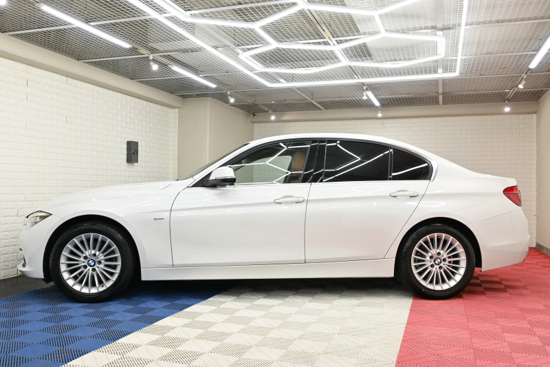 BMW 3シリーズ 320i ﾗｸﾞｼﾞｭｱﾘｰ　後期ﾓﾃﾞﾙ 正規D車 茶革 ﾋｰﾀｰ 純正ﾅﾋﾞ Bｶﾒﾗ Blouetoothｵｰﾃﾞｨｵ ACC LEDﾍｯﾄﾞﾗｲﾄ Sportﾓｰﾄﾞ 純正17ｲﾝﾁAW　2年保証付
