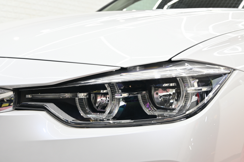 BMW 3シリーズ 320i ﾗｸﾞｼﾞｭｱﾘｰ　後期ﾓﾃﾞﾙ 正規D車 茶革 ﾋｰﾀｰ 純正ﾅﾋﾞ Bｶﾒﾗ Blouetoothｵｰﾃﾞｨｵ ACC LEDﾍｯﾄﾞﾗｲﾄ Sportﾓｰﾄﾞ 純正17ｲﾝﾁAW　2年保証付