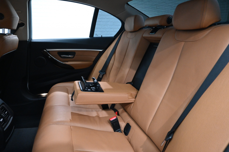 BMW 3シリーズ 320i ﾗｸﾞｼﾞｭｱﾘｰ　後期ﾓﾃﾞﾙ 正規D車 茶革 ﾋｰﾀｰ 純正ﾅﾋﾞ Bｶﾒﾗ Blouetoothｵｰﾃﾞｨｵ ACC LEDﾍｯﾄﾞﾗｲﾄ Sportﾓｰﾄﾞ 純正17ｲﾝﾁAW　2年保証付